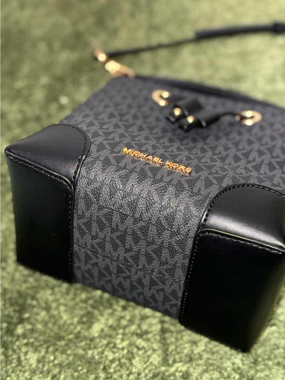 Michael Kors Bucket Bag - Picture 4 of 5